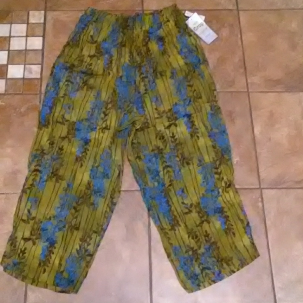 NWT Women's Crop Pants